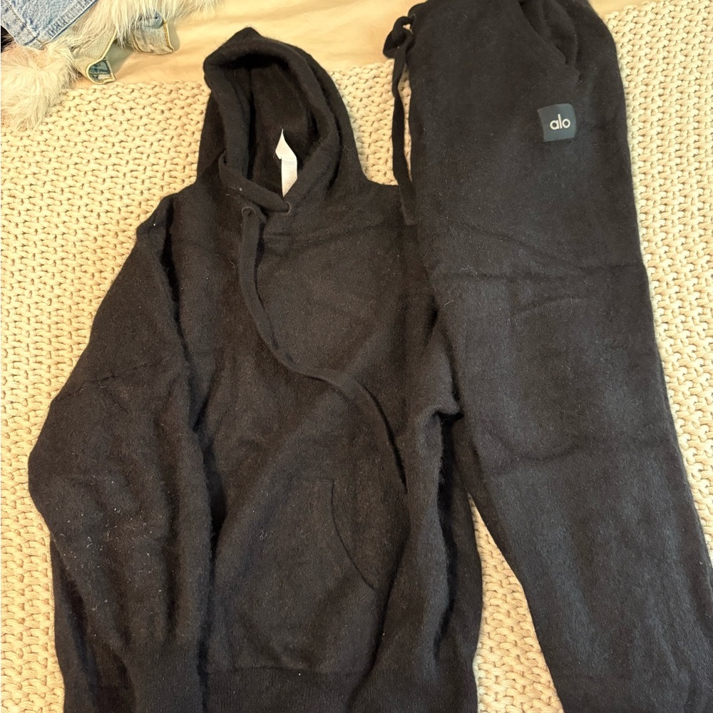 ALO Yoga Black woman’s Pants and hoodie